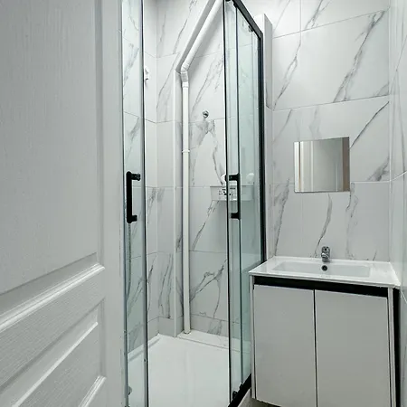 C'Est La Vie Korean Style Minbak Paris Hostel