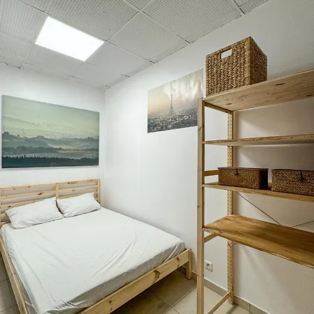 C'Est La Vie Korean Style Minbak Paris Hostal