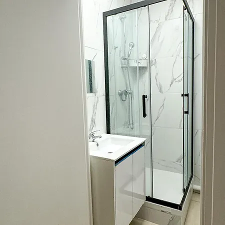 C'Est La Vie Korean Style Minbak Paris Hostel